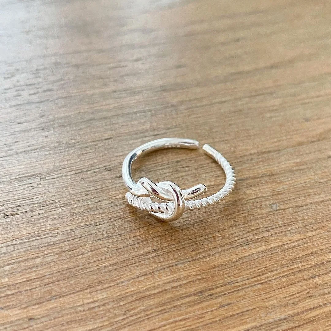Anel feminino de prata esterlina com nó e abertura torcida. Joia elegante e moderna, ideal para complementar qualquer look casual ou sofisticado — foto 6