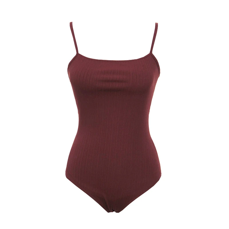 Siyah, sırtı açık, üçgen bandeau tek parça bikini, mükemmel bronzlaşma ve şık bir plaj görünümü için idealdir. — Fotoğraf 3