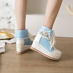 Zapatillas deportivas con plataforma y cuña a la moda con cordones y bloques de color, ideales para un look moderno y cómodo para cualquier ocasión. — foto 10