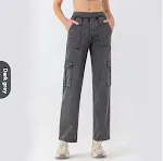 Jeans esportiva feminina com pernas largas e bolsos. Conforto e estilo para seus treinos e dia a dia. Perfeita para um visual casual e moderno. — foto 3