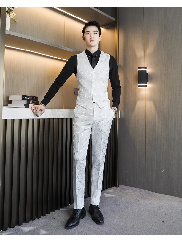 Terno de Noivo com Relevo Três Peças para Homens Elegância e Sofisticação no Seu Casamento. Ideal para o noivo que busca um visual impecável e memorável. — foto 9