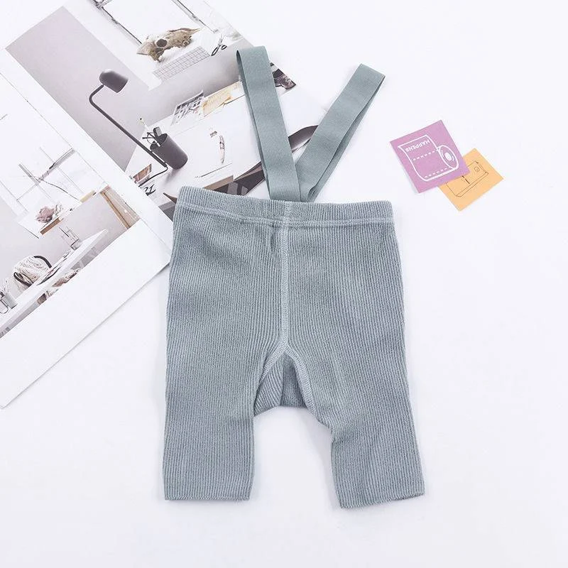 Pantaloncini neonato a vita alta con bretelle skinny e bavaglino. Comfort, stile e libertà di movimento per il tuo bambino. — foto 11