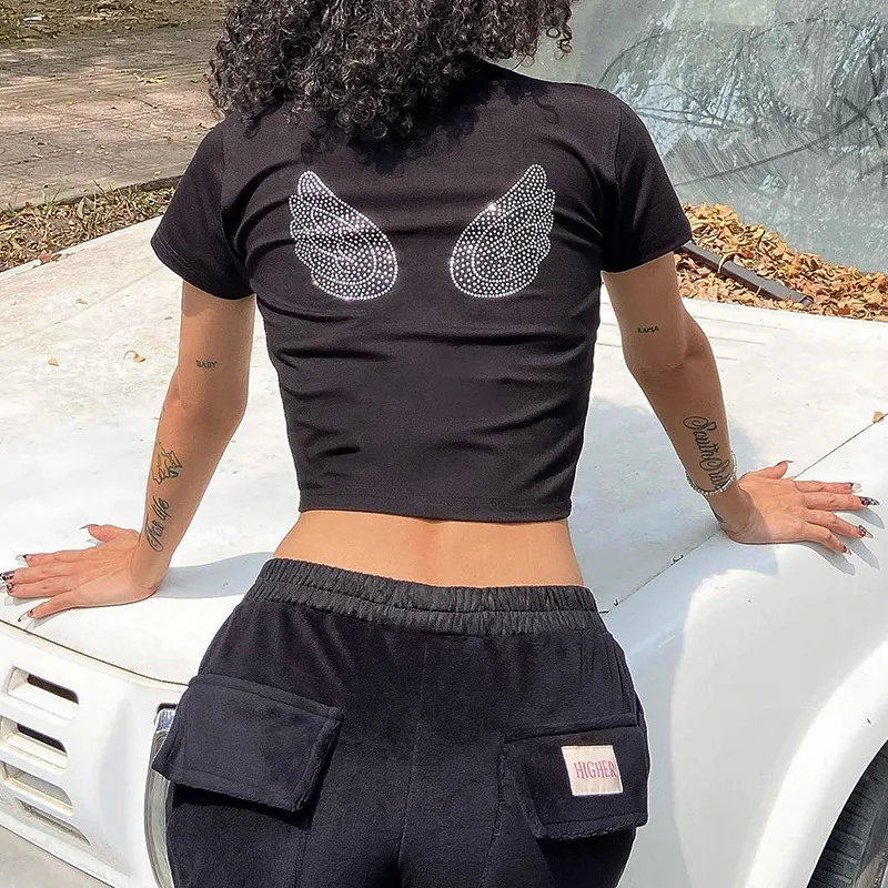 Ronde hals dames T-shirt met hot diamant hart vleugel print en korte mouwen. Een modieuze en comfortabele keuze. — foto 1