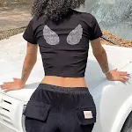Ronde hals dames T-shirt met hot diamant hart vleugel print en korte mouwen. Een modieuze en comfortabele keuze. — foto 1