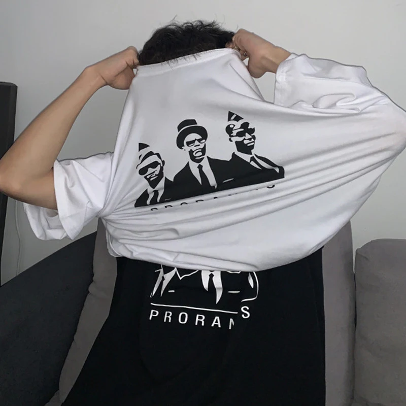 Camisetas de manga corta para pareja hip-hop de la calle, diseño fúnebre, estilo urbano y moderno, perfectas para un look impactante y conmemorativo. — foto 2