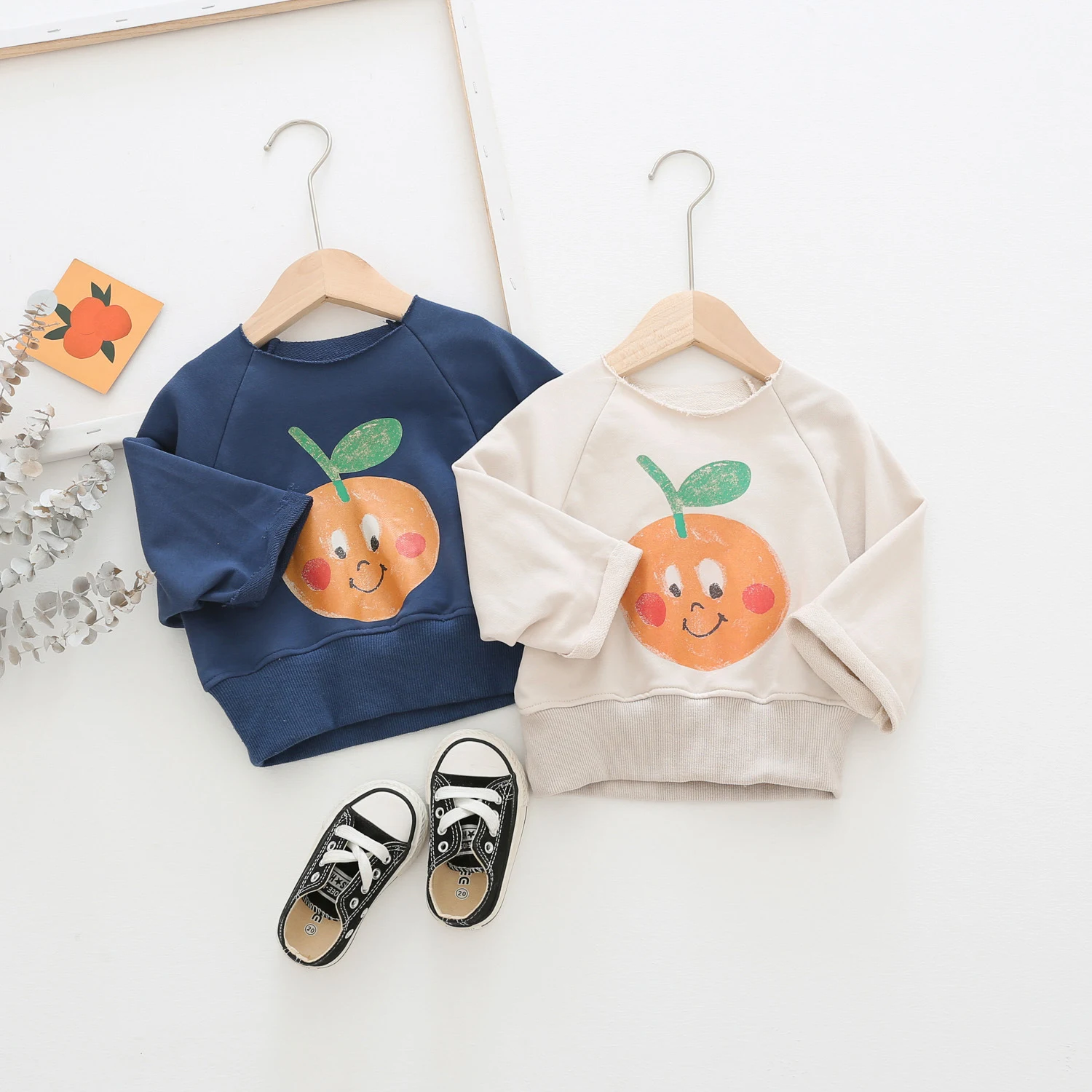 Suéter infantil com gola redonda e estampa de desenho animado. Macio, confortável e divertido, ideal para aquecer as crianças com estilo. — foto 3