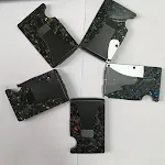 Carteira de fibra de carbono com padrão de concha, design forjado e suporte RFID em metal para cartões. Segurança e elegância. — foto 1