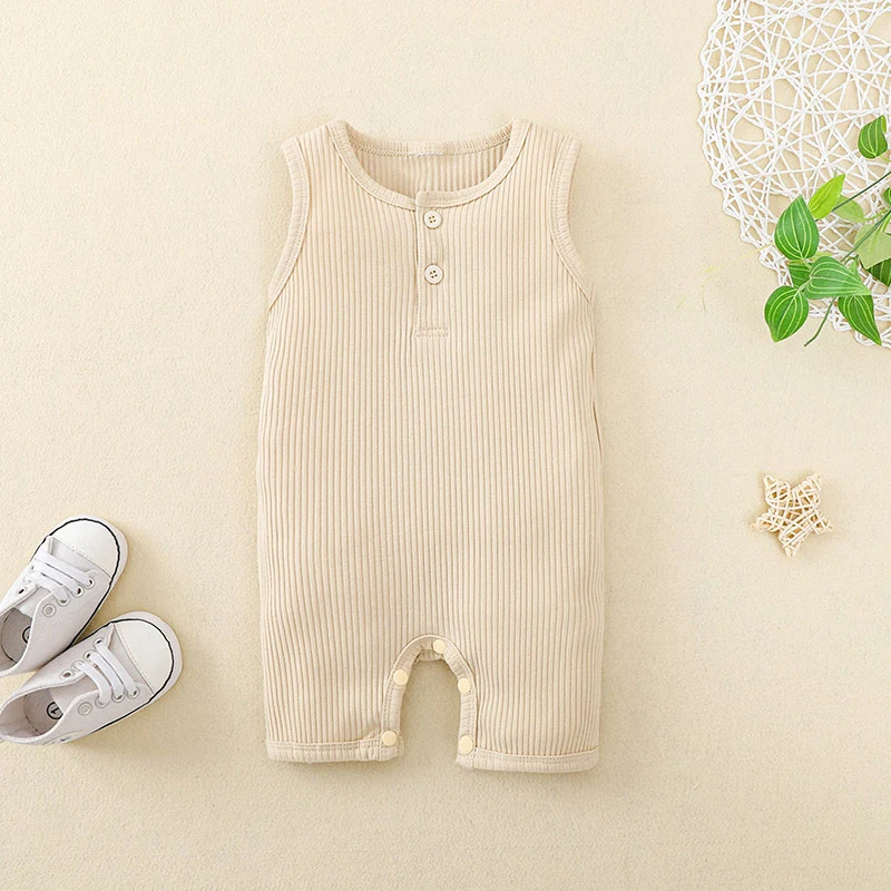 Macacão curto sem mangas e cropped, ideal para o verão. Conforto e estilo em uma peça só, perfeito para um look fresco e moderno. — foto 4