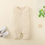 Macacão curto sem mangas e cropped, ideal para o verão. Conforto e estilo em uma peça só, perfeito para um look fresco e moderno. — foto 4