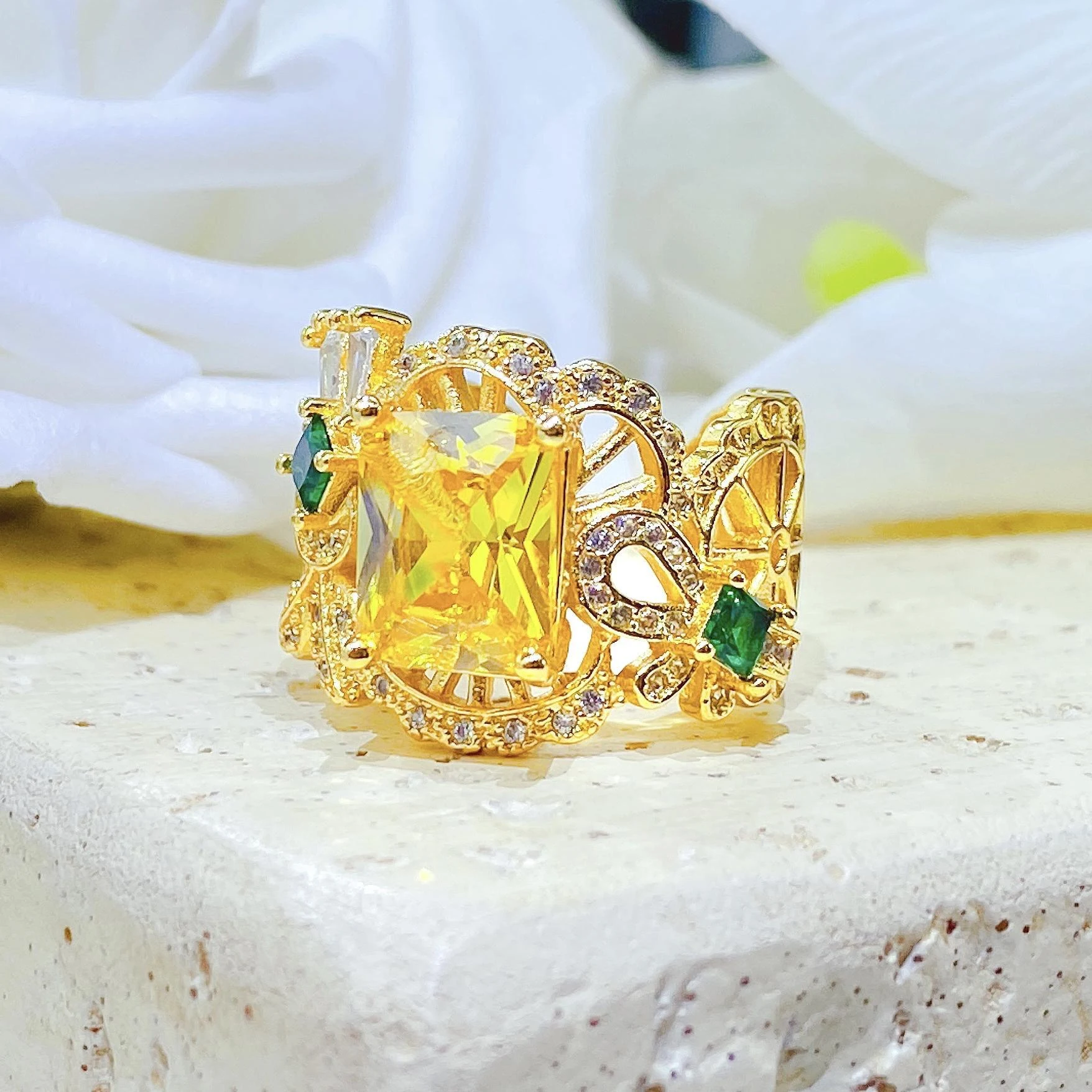 Anel de moda de luxo acessível para mulheres. Adicione um toque de glamour ao seu visual com este anel elegante e charmoso. — foto 11