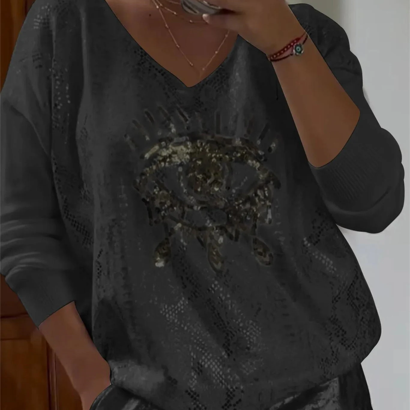 Top casual da donna con stampa a caldo, morbido e confortevole. Perfetto per un look rilassato e alla moda, ideale per il tempo libero e le uscite informali. — foto 3