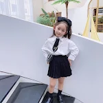 Mädchen College-Style Shirt für Komfort und Stil. Perfekt für Freizeit und Schule, modernes Design und weiches Material für den ganzen Tag. — foto 2