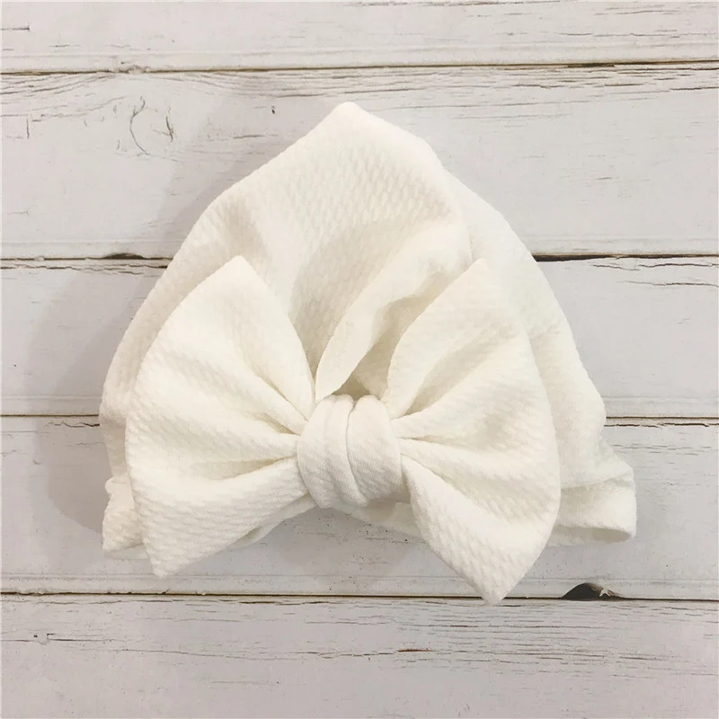 Chapéu de bebê fashion com laço grande, confortável e com tecido indiano, estilo milho e pneu, perfeito para o conforto do seu bebê. — foto 5