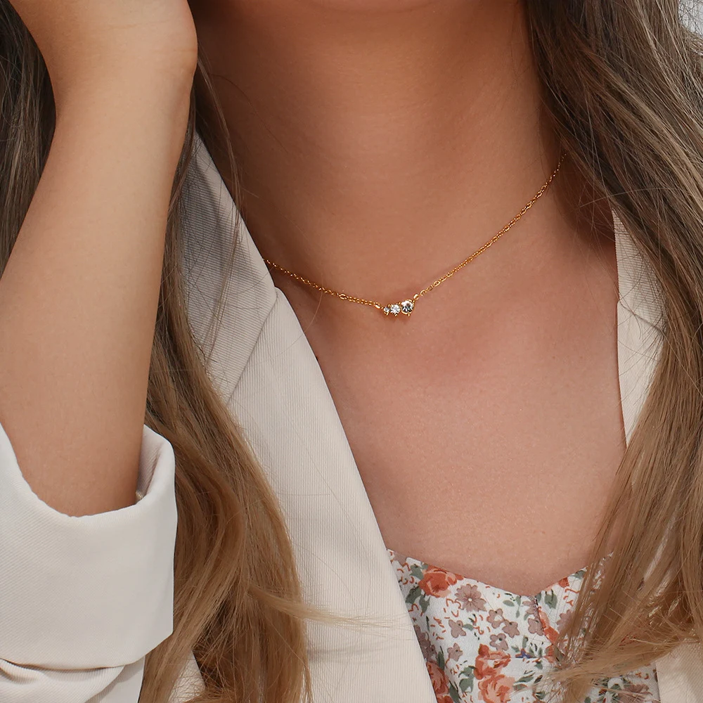 Colar de Diamantes Titania Um colar deslumbrante com diamantes que realçam sua beleza e elegância. Perfeito para ocasiões especiais e para brilhar. — foto 5
