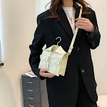 Jaqueta Tridimensional de Verão com Bolsa Crossbody Pequena Quadrada. Combine conforto e estilo para um visual moderno e prático nos dias quentes. — foto 9