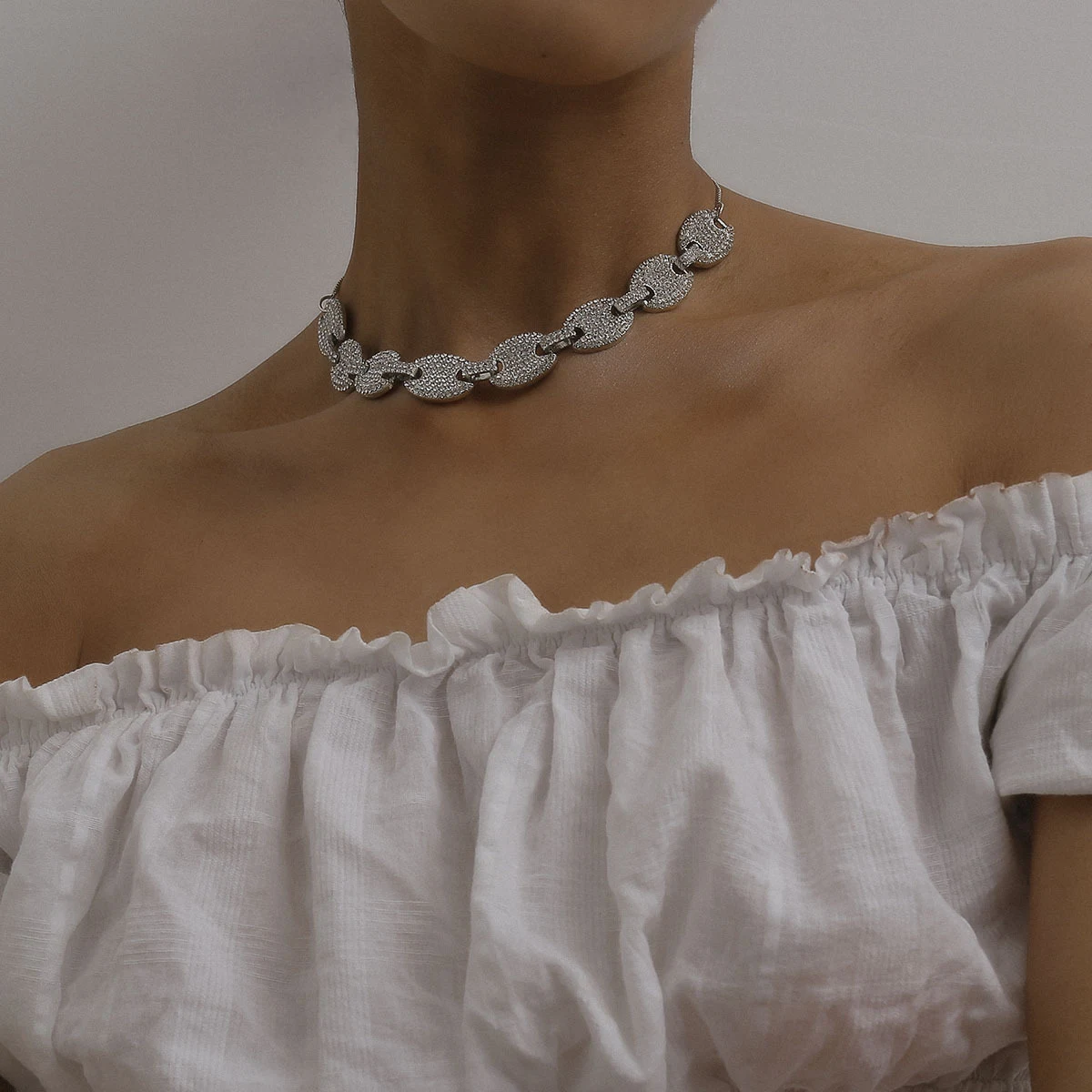 Collana ovale di zircone in metallo femmina — foto 1