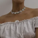 Collana ovale di zircone in metallo femmina — foto 1