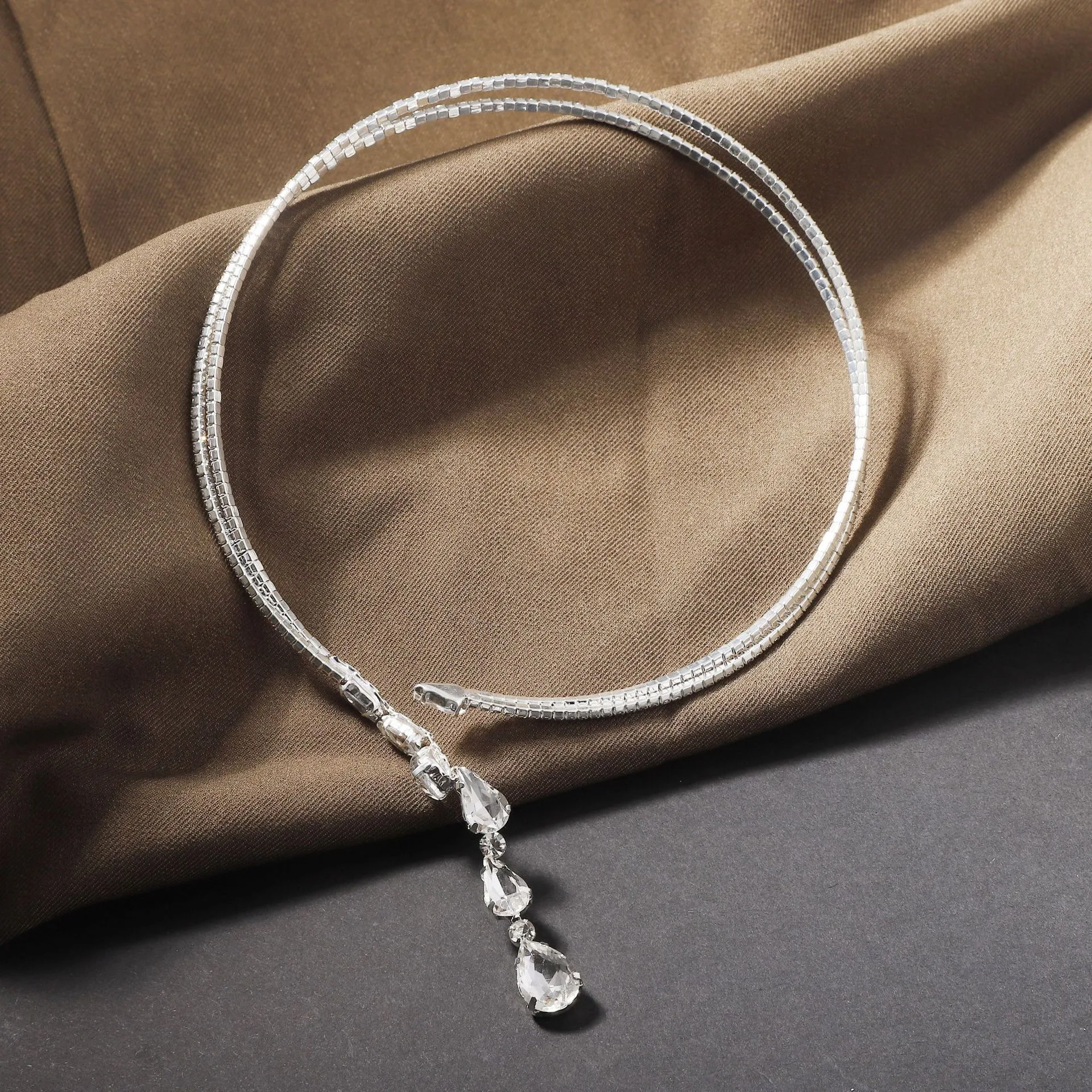 Colar fashion com pingente de gota d'água e borla de diamantes, ideal para um toque elegante e sofisticado em seu visual. — foto 6
