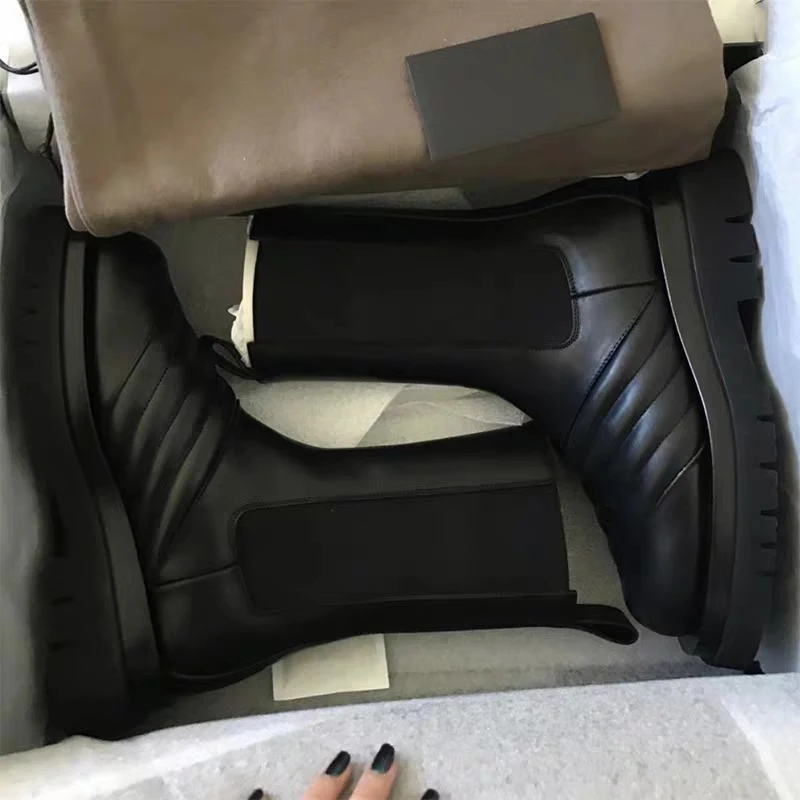 Botas de cano médio com salto grosso e sola grossa de couro, perfeitas para conforto e elegância duradoura. Ideal para o dia a dia. — foto 2
