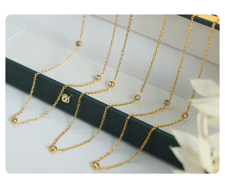 Colar feminino com corrente de clavícula em aço titânio banhado a ouro e diamantes incrustados, elegância e sofisticação. — foto 11