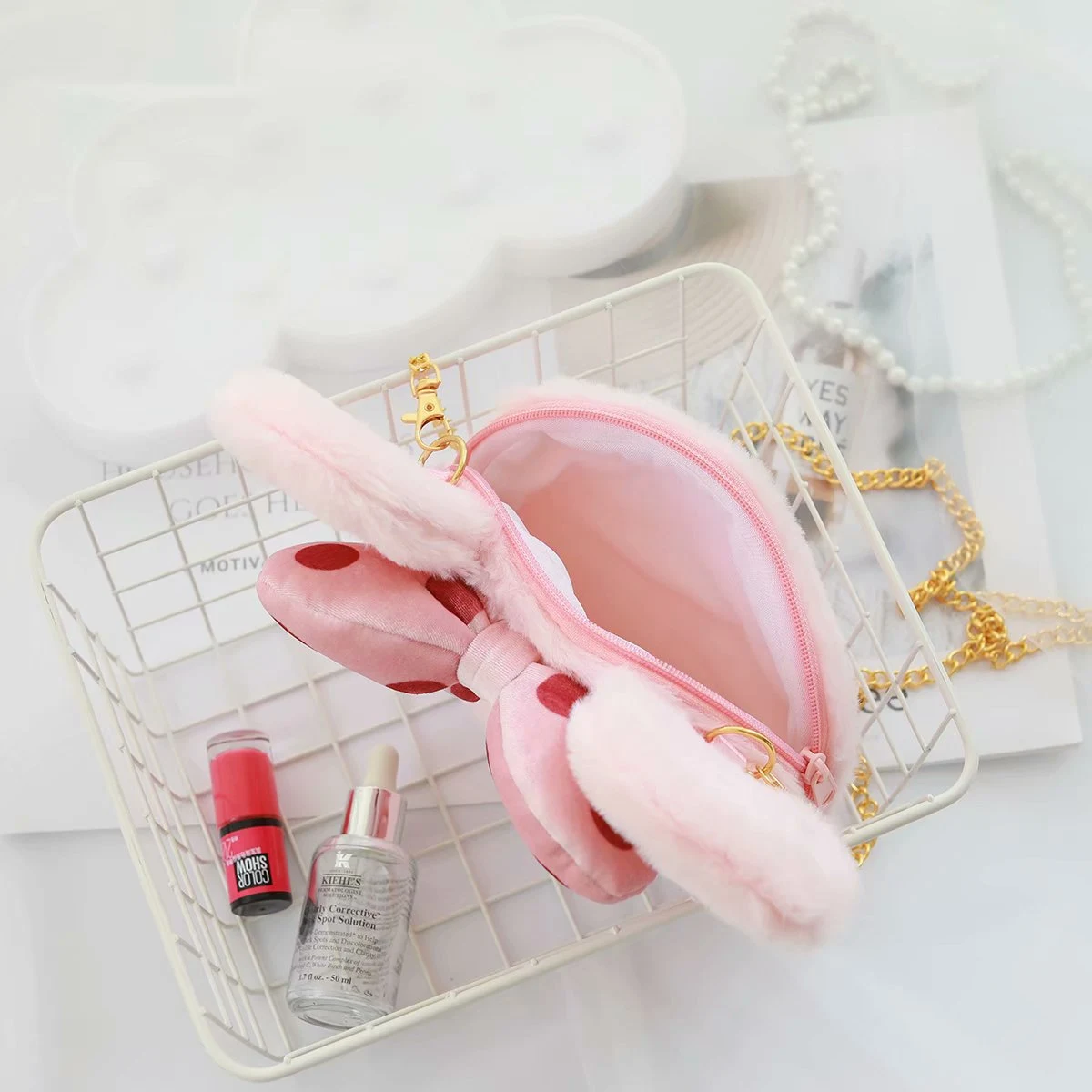 Mochila de pelúcia com laço transversal. Leve seus pertences com estilo e fofura. Ideal para crianças, combinando funcionalidade e diversão. — foto 2