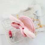 Mochila de pelúcia com laço transversal. Leve seus pertences com estilo e fofura. Ideal para crianças, combinando funcionalidade e diversão. — foto 2