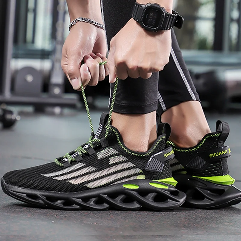 Spor ve eğlence için uçan dokuma file ayakkabılar. Açık hava aktiviteleri ve antrenman için nefes alabilen, hafif ve rahat. Günlük kullanım için ideal. — Fotoğraf 7
