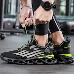 Spor ve eğlence için uçan dokuma file ayakkabılar. Açık hava aktiviteleri ve antrenman için nefes alabilen, hafif ve rahat. Günlük kullanım için ideal. — Fotoğraf 7