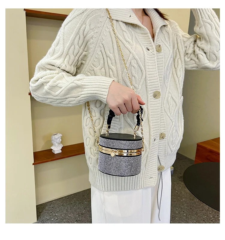 Nuova Borsa a Spalla da Donna Versatile con Pieghe e Catena, Perfetta per un Look Elegante e Funzionale in Ogni Occasione — foto 22