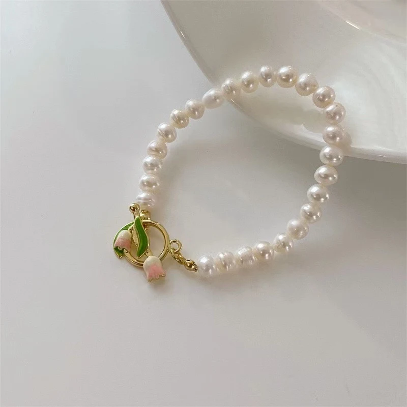 Pulseira feminina com fivela OT, pérola e flor de tulipa, um acessório charmoso e sofisticado, ideal para presentear e usar. — foto 3