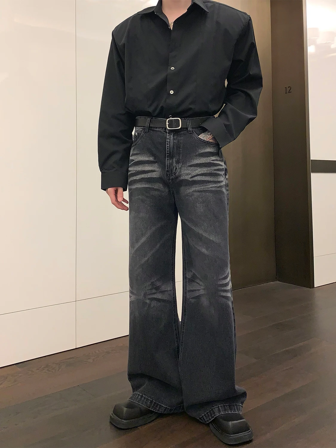 Calça jeans reta vintage de alta gramatura, casual, para homens que buscam conforto e durabilidade em um visual clássico e estiloso. — foto 6