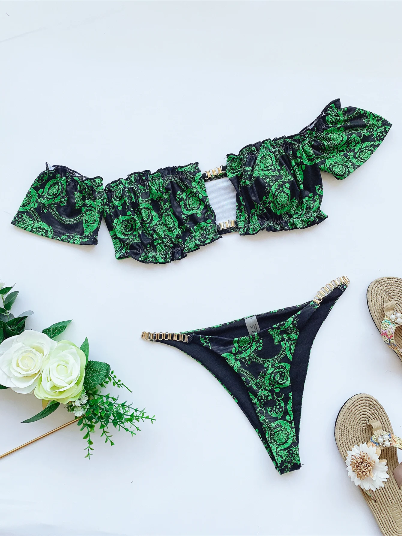 European and American Retro Print Ruffled Swimsuit offers a vintage style, comfortable fit, and stylish look for your be — photo 7