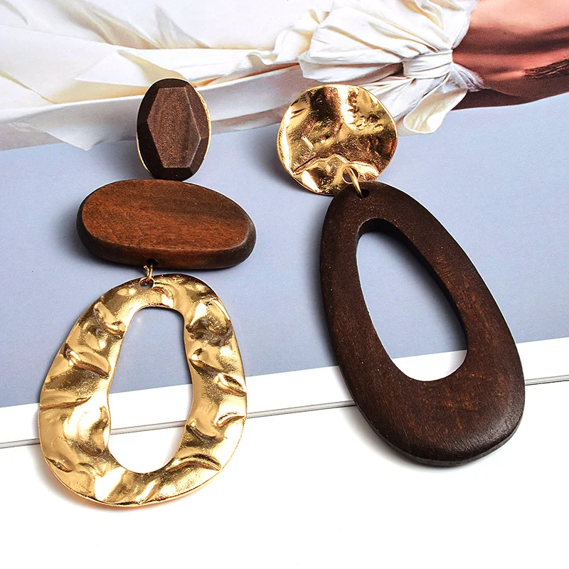 Brincos pendurados vintage artesanais de madeira e metal, acessórios de moda feminina únicos e charmosos. — foto 8