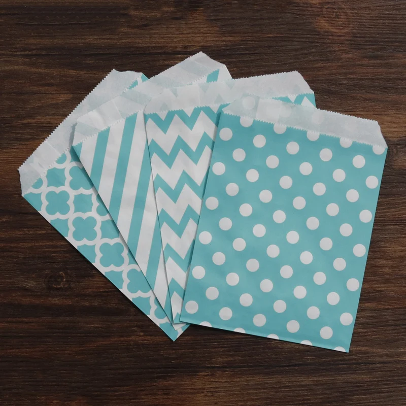 Sacola de papel kraft com trevo de quatro folhas, ondas e pontos. Ideal para presentes, eventos, ecológica e resistente. — foto 2