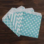 Sacola de papel kraft com trevo de quatro folhas, ondas e pontos. Ideal para presentes, eventos, ecológica e resistente. — foto 2
