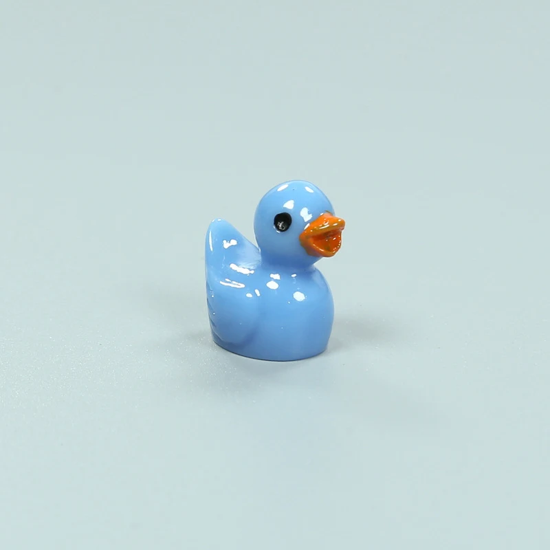 Pingente Mini Patinho de Resina Encolhida, um adorável acessório para colar, delicado e perfeito para presentes especiais. — foto 5