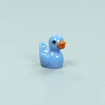 Pingente Mini Patinho de Resina Encolhida, um adorável acessório para colar, delicado e perfeito para presentes especiais. — foto 5