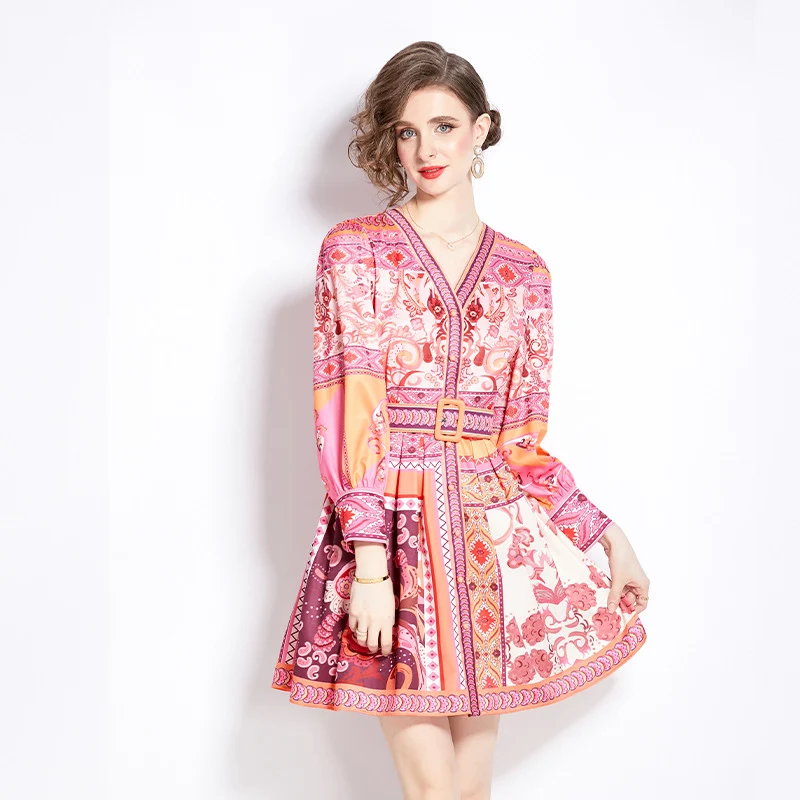 Abito lungo retrò con fiori, scollo a V, maniche lunghe, vita sottile, effetto snellente. Perfetto per un look elegante e valorizzare la silhouette. — foto 4