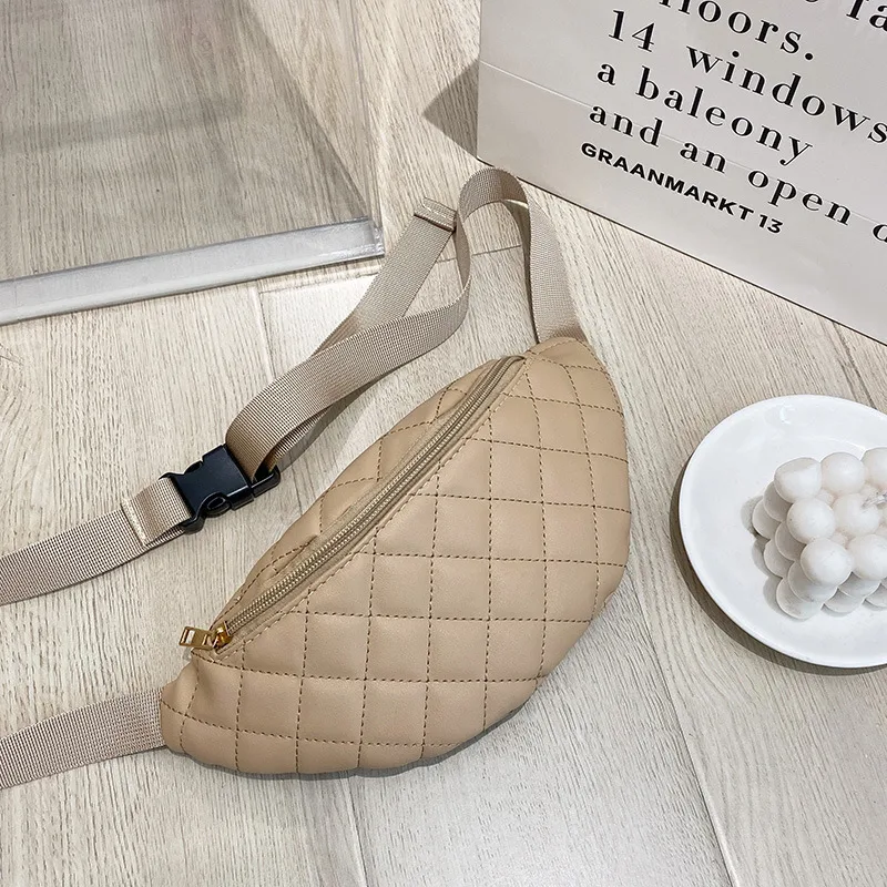 Bolsa de Ombro Feminina Rhombus de Couro Pequena. Leve seus itens essenciais com elegância e praticidade. Design compacto e charmoso para o dia a dia. — foto 6
