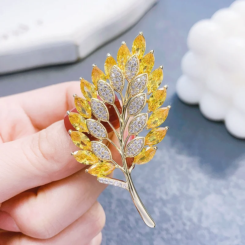 Broche de folha vintage com zircônia amarela, um acessório elegante e atemporal. Adicione sofisticação a qualquer roupa com este broche deslumbrante. — foto 2