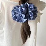 Tiara de cetim plissado Flor Hortênsia Grande Aro de cabelo Cheio Adicione um toque floral sofisticado aos seus penteados e visuais — foto 4
