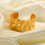 RVS Damesarmband Hamerslagpatroon Brede Oppervlakte Titanium Staal Kleurvast Duurzaam Sieraad Voor Dagelijks Gebruik — foto 10
