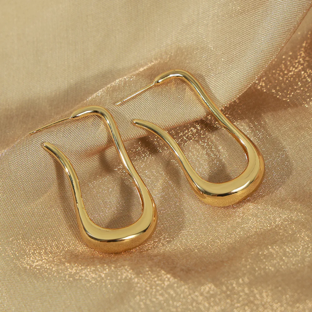 Brincos femininos de cobre com design irregular e simples, moda fashion, perfeitos para adicionar um toque moderno e estiloso ao seu visual. — foto 3