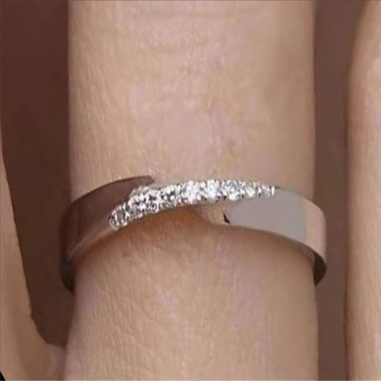 Anel feminino de cobre com diamantes brancos irregulares incrustados em prata, um acessório elegante e sofisticado. — foto 2