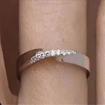 Anel feminino de cobre com diamantes brancos irregulares incrustados em prata, um acessório elegante e sofisticado. — foto 2