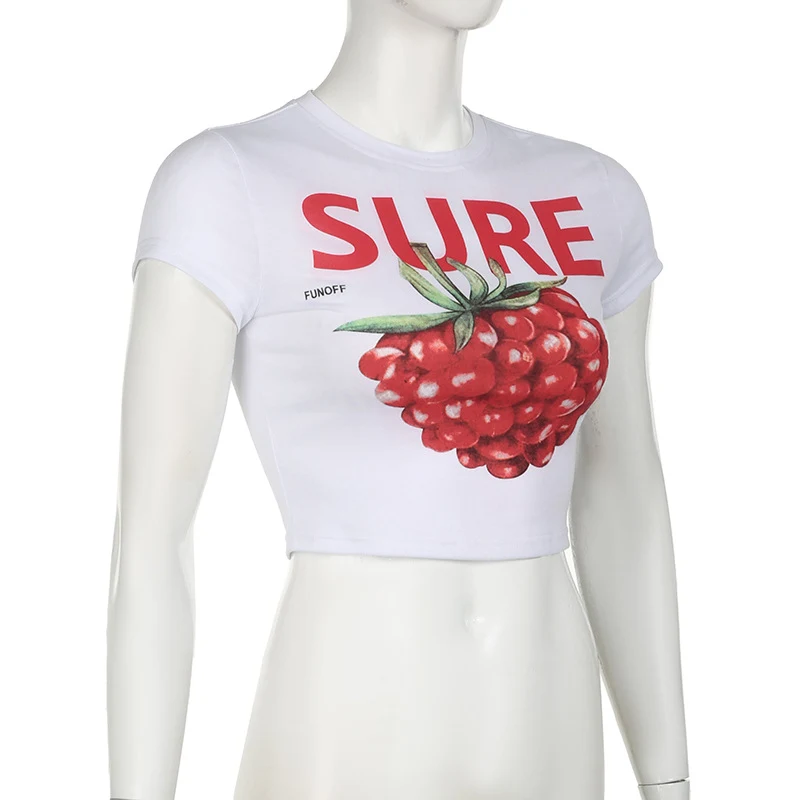 Camiseta feminina com estampa retrô de morangos, doce e picante, gola redonda. Conforto e estilo em uma só peça! — foto 12