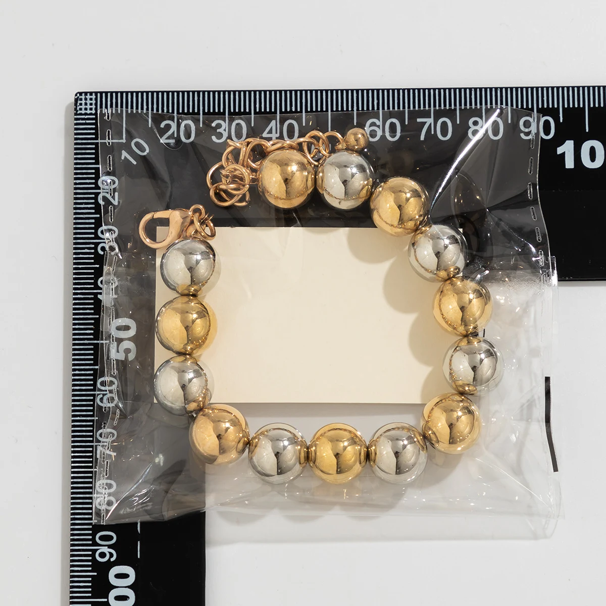 Title 33, Overdreven punk contrastkleurige kralenketting ...