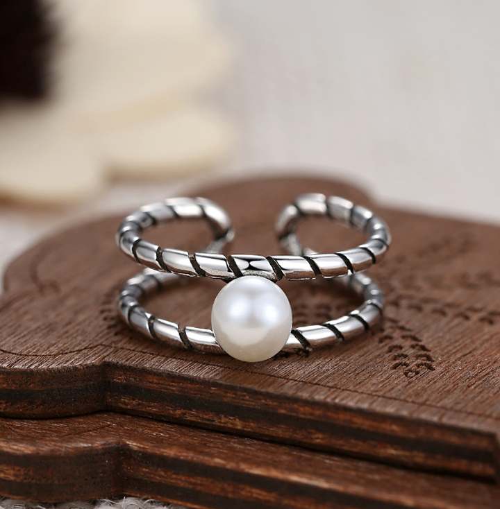 Anel de pérolas torcidas Elegância atemporal. Design moderno, pérolas verdadeiras. Realce sua beleza com esta joia sofisticada. Perfeito para você. — foto 5
