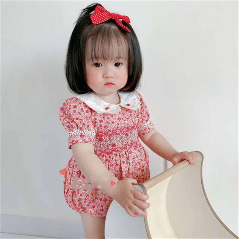 Macacão floral curto estilo campestre para meninas, manga curta, peça única. Conforto e charme em um só produto, ideal para brincar e passear. — foto 1
