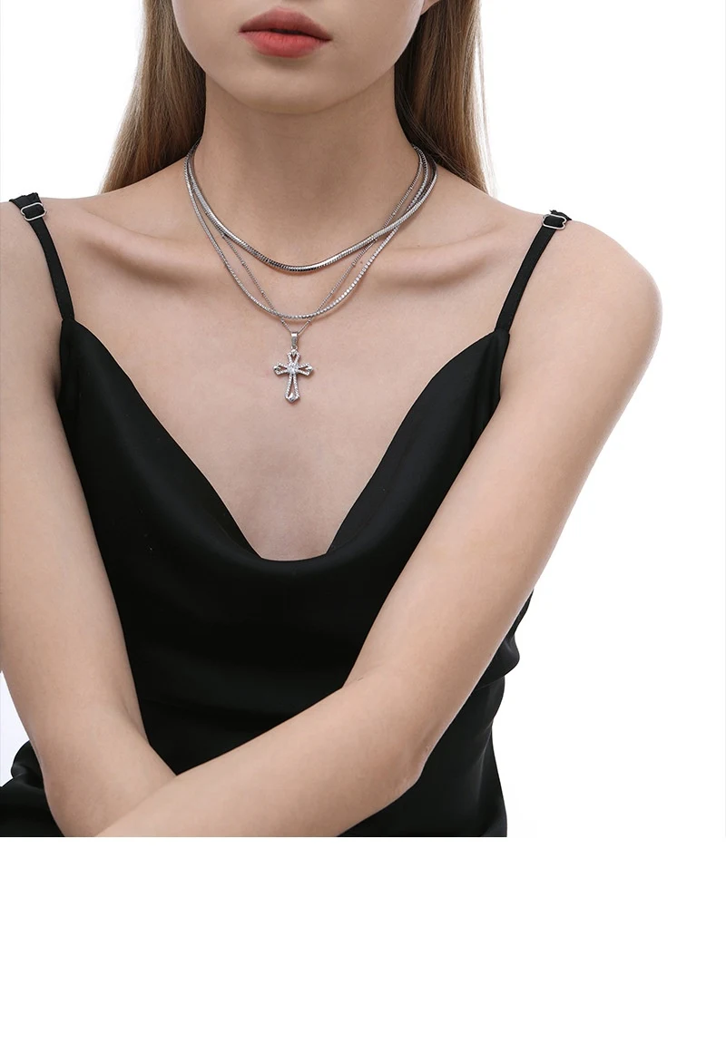 Trendy choker ketting met twin design, kruis ingelegd met zirkonia in minority stijl, cool en modern voor een geweldige look. — foto 8